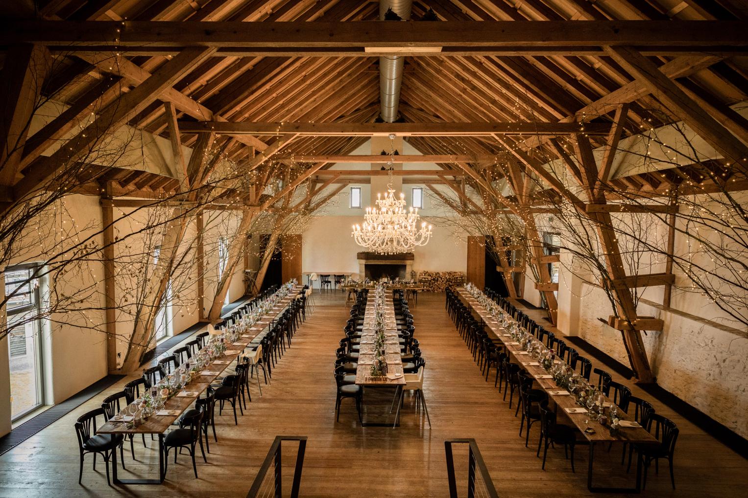 Festsaal des Hofgut Maisenburg mit Lichterketten und langen Tafeln