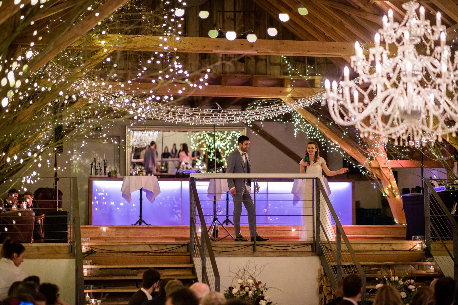 Brautpaar an der beleuchteten Bar im Festsaal der Maisenburg