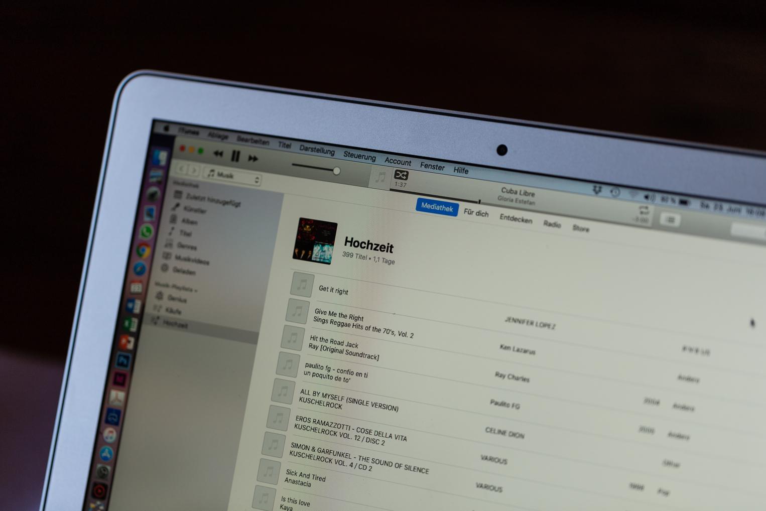 Hochzeitsplaylist auf dem Laptop des DJs als Detail