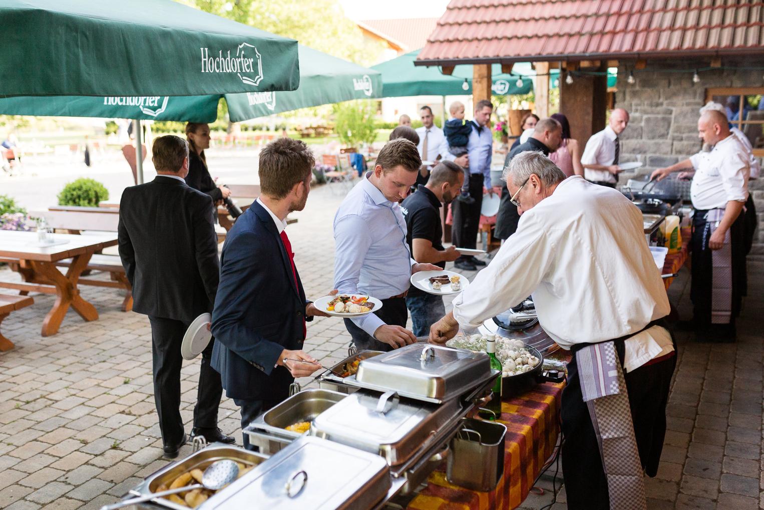 Gäste bedienen sich am Grillbuffet im Hof der Hofschuir Bondorf