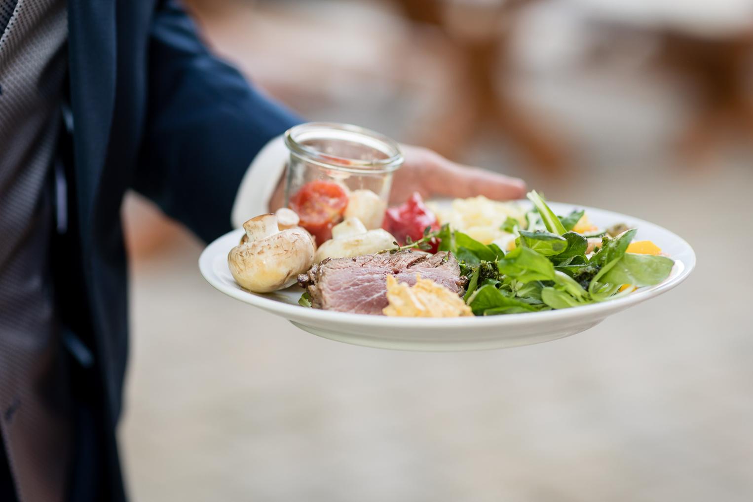 Liebevoll angerichteter Teller mit Rinderfilet und Salat