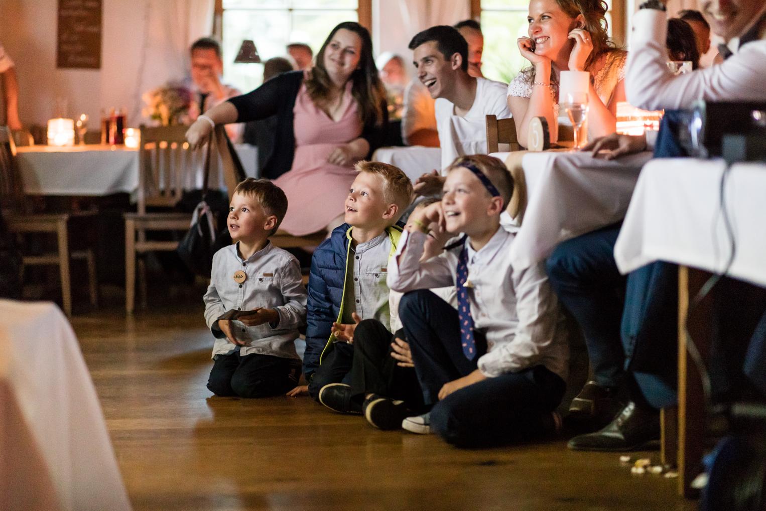 Kinder sitzen gespannt vor der Bühne beim Programmpunkt