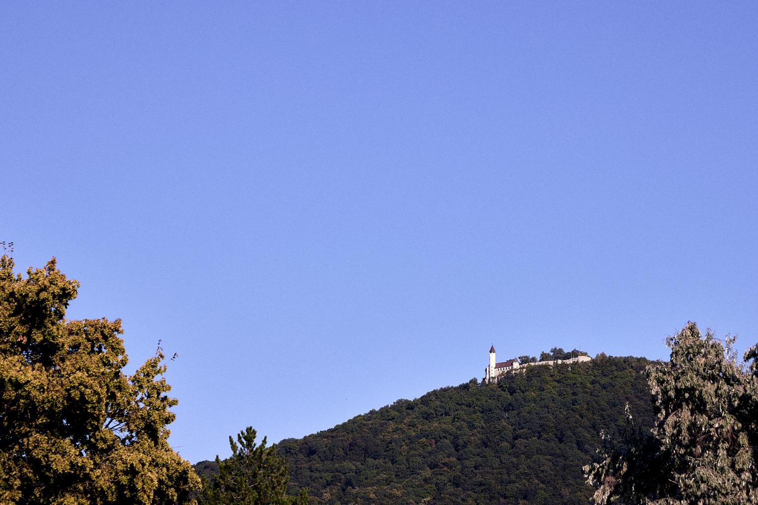 Blick auf die Burg Teck bei Owen vor blauem Sommerhimmel