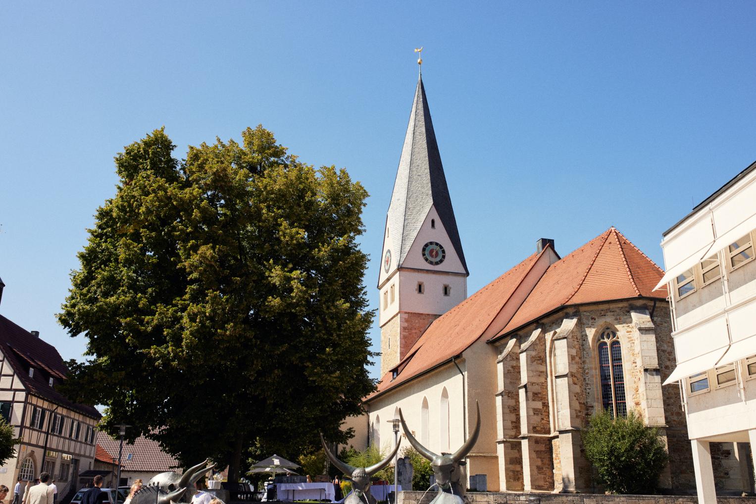 Kirche in Dettingen unter Teck vor strahlend blauem Himmel