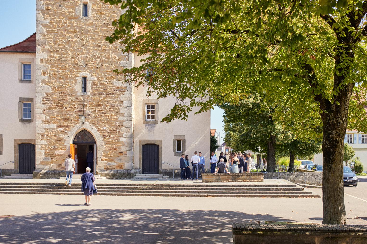 Hochzeitsgäste vor der Kirche in Dettingen bei Kirchheim Teck