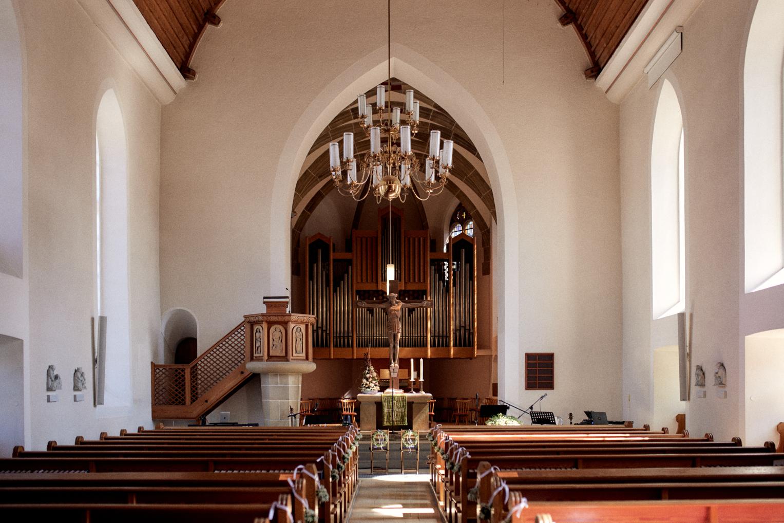 Innenraum der Kirche Dettingen mit Orgel vor der Trauung