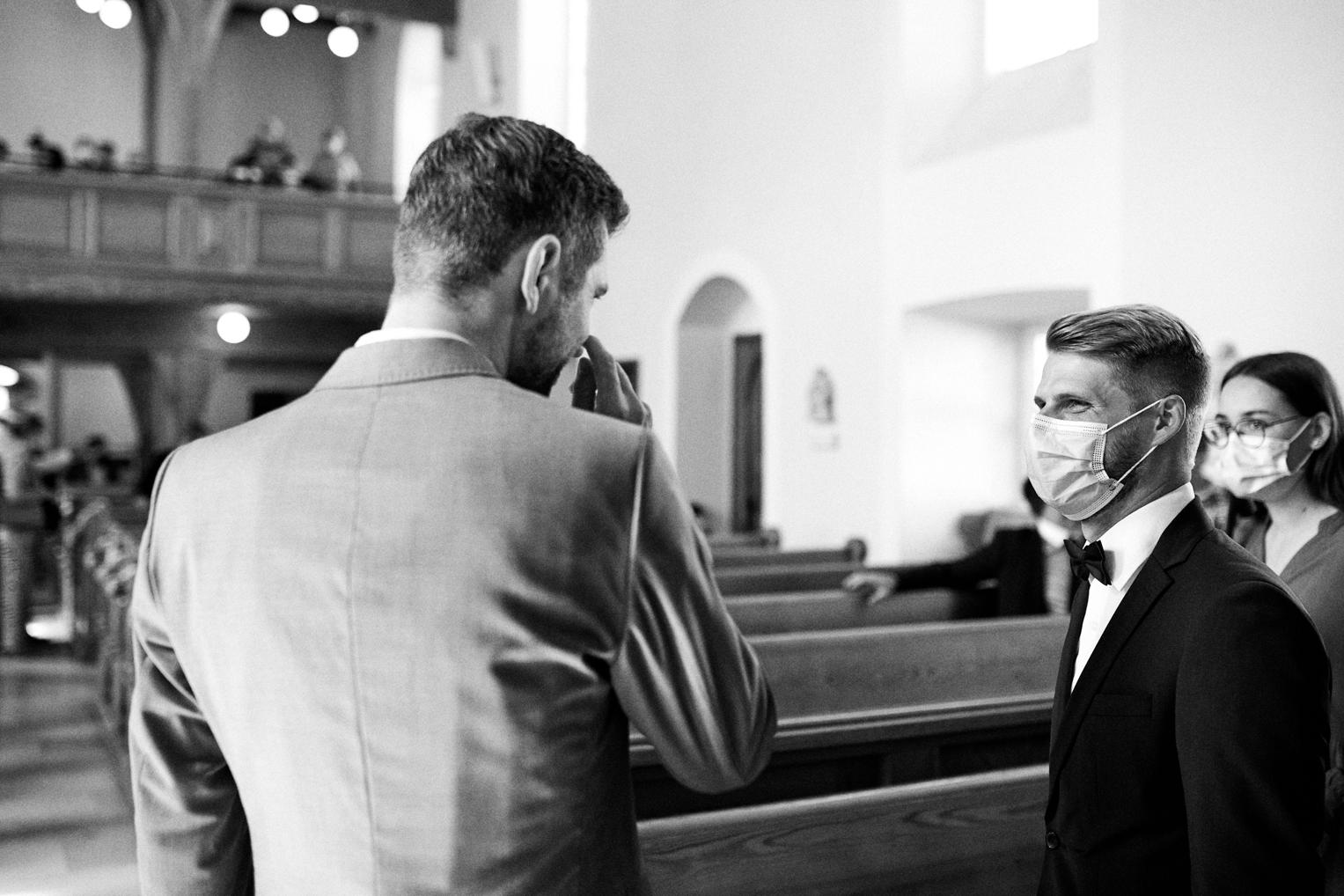 Trauzeuge tröstet emotionalen Trauzeugen in der Kirche
