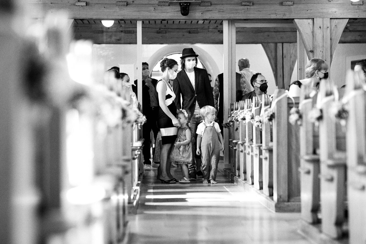 Familie zieht mit kleinen Kindern in die Kirche Dettingen ein