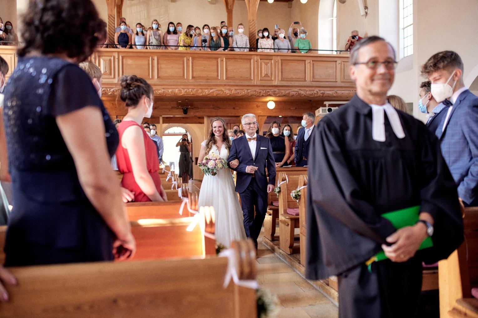 Braut wird vom Vater in die Kirche Dettingen geführt
