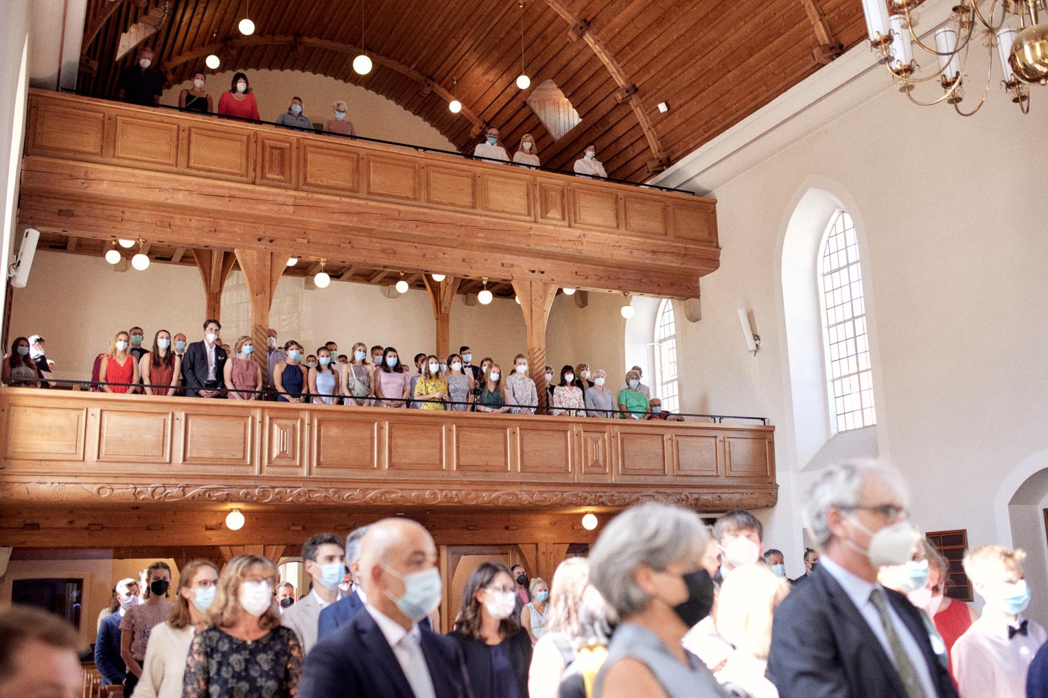 Hochzeitsgäste auf der Empore der Kirche Dettingen unter Teck