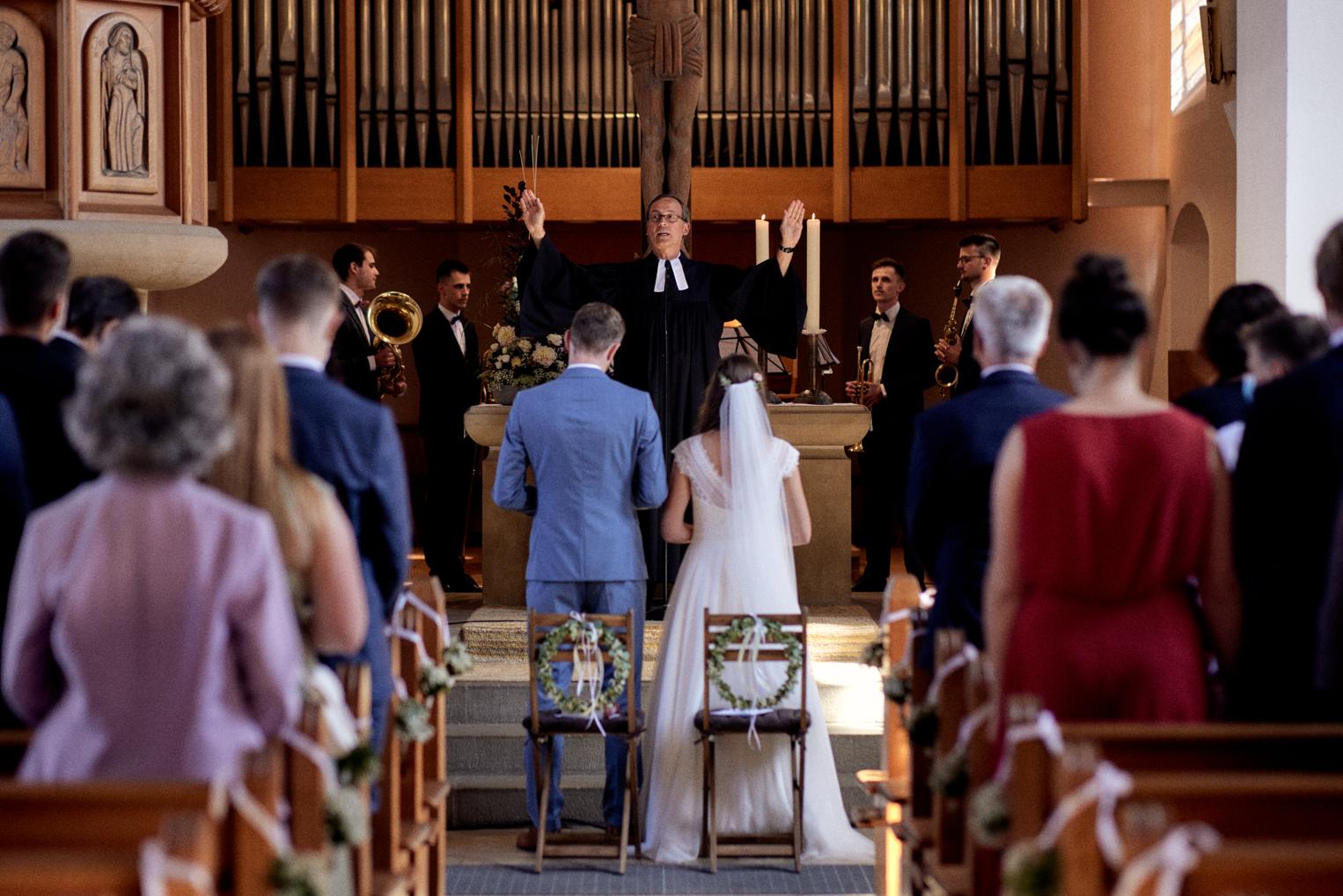Brautpaar lacht beim Auszug aus der Kirche in Dettingen