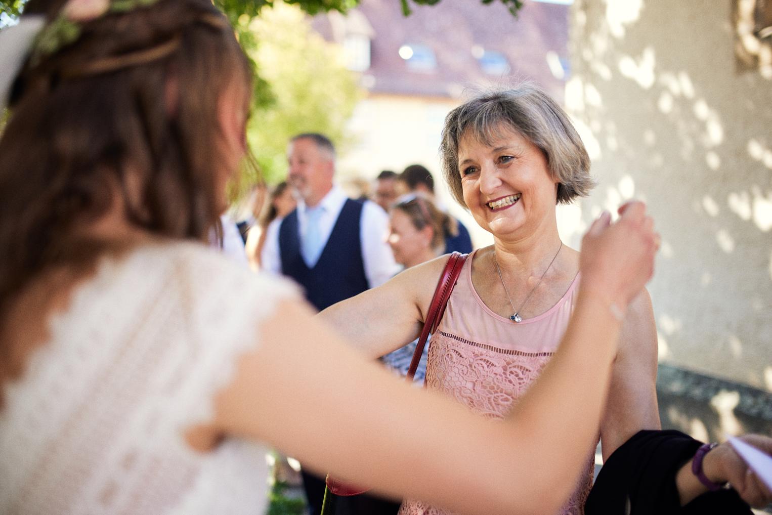 Mutter der Braut gratuliert mit Tränen in den Augen