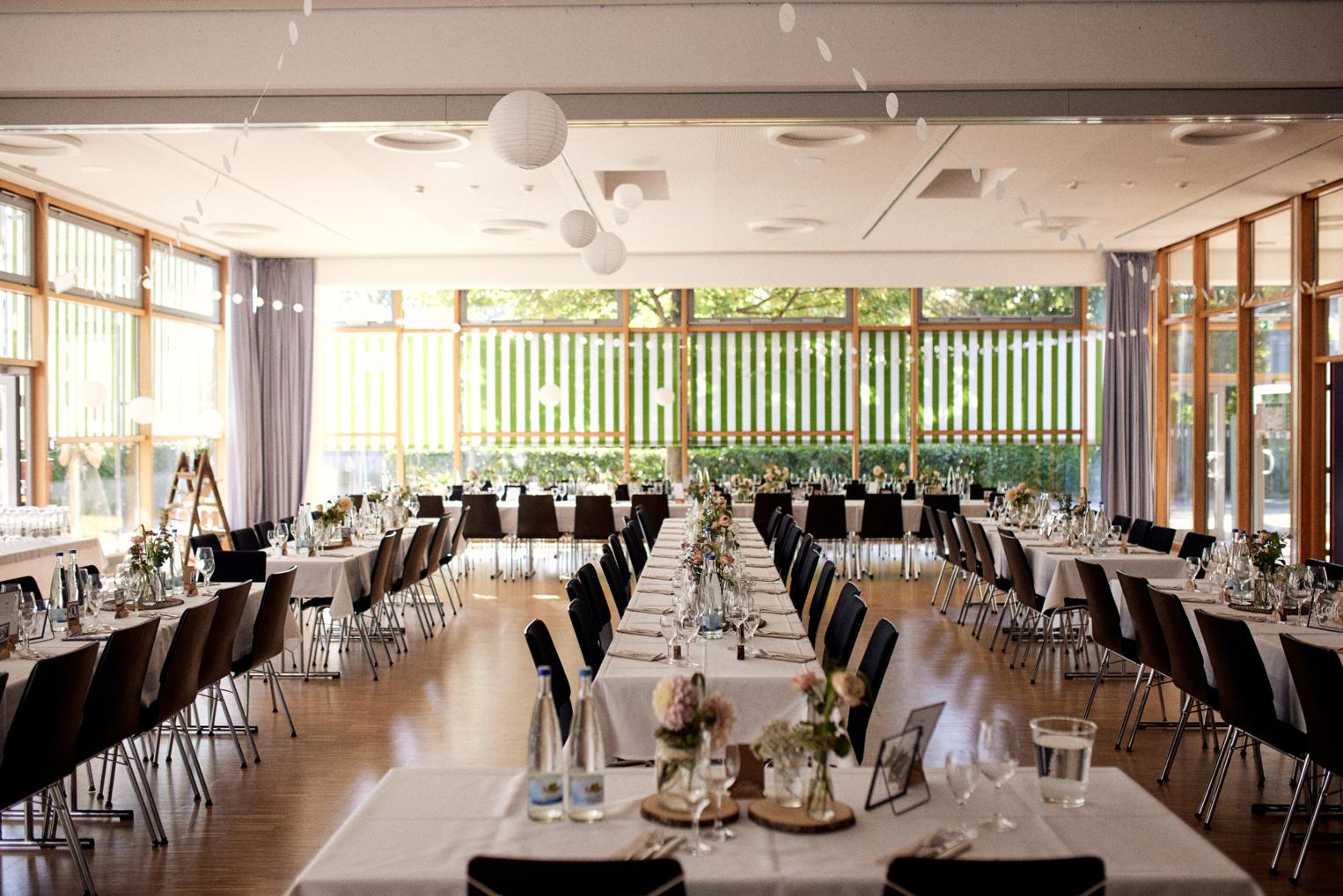 Festlich gedeckte Tafel im Herzog-Konrad-Saal Owen