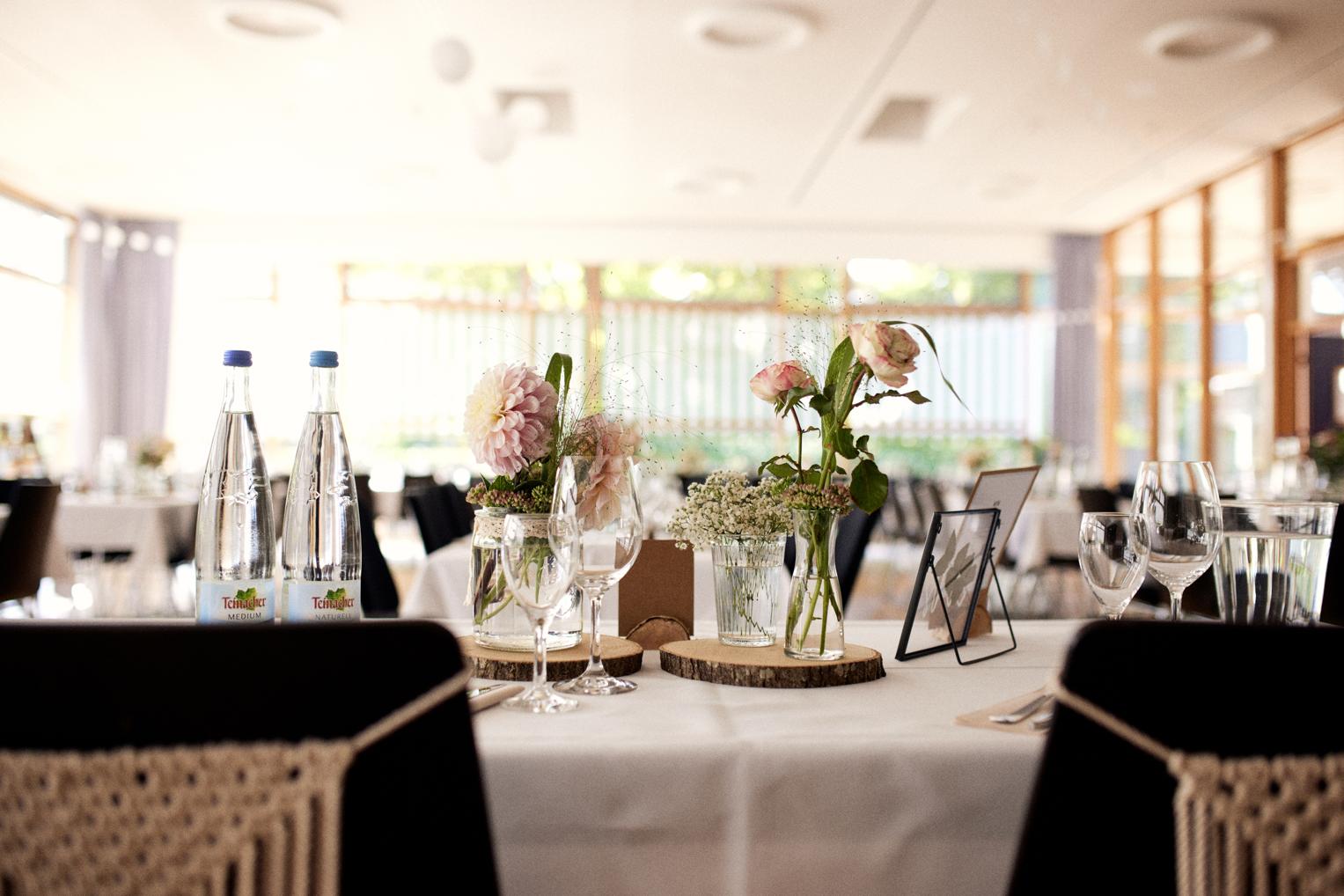 Tischdetail mit Dahlien und Schleierkraut im Festsaal