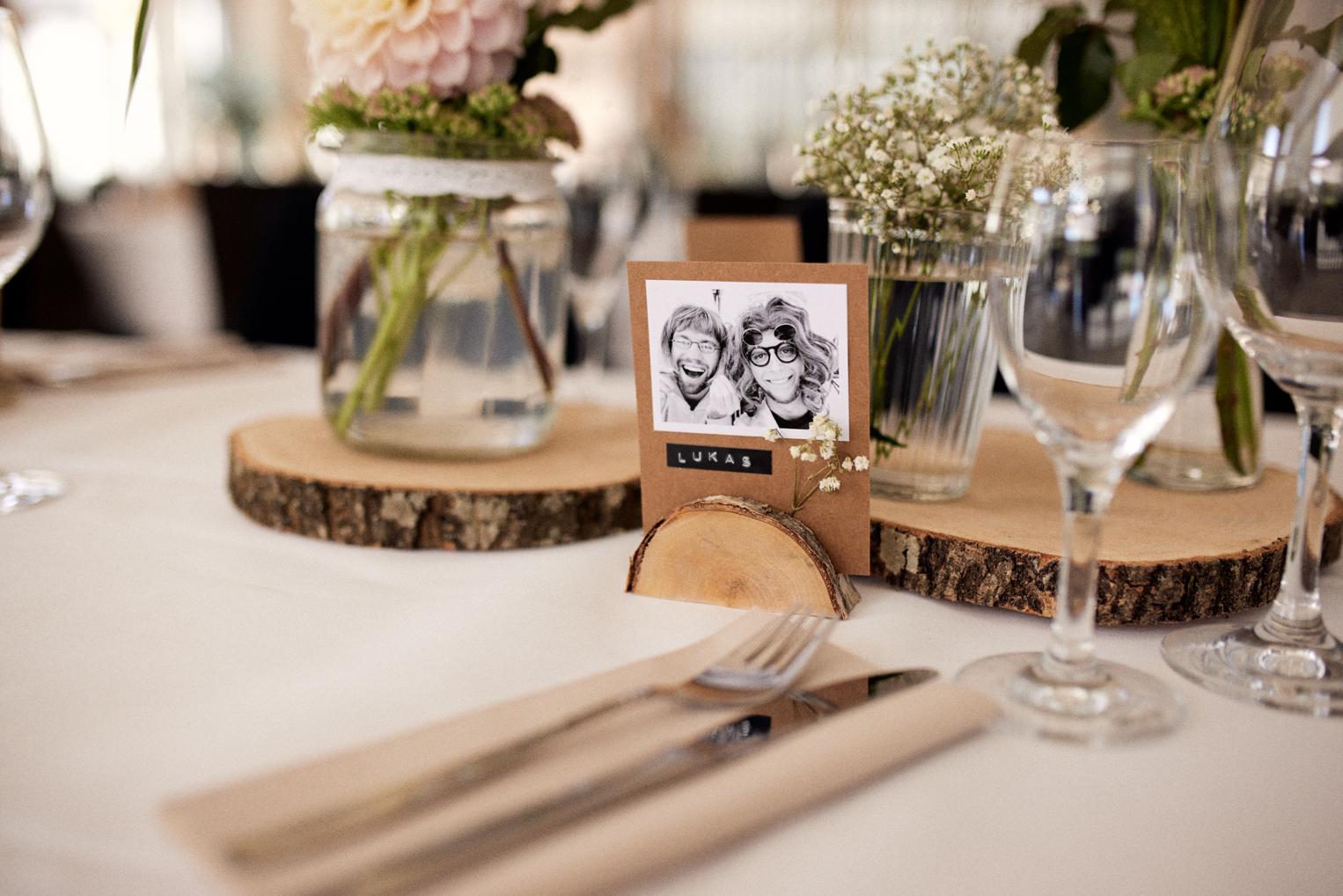 Platzkarte mit Schwarzweißfoto auf Holzscheibe als Tischdeko