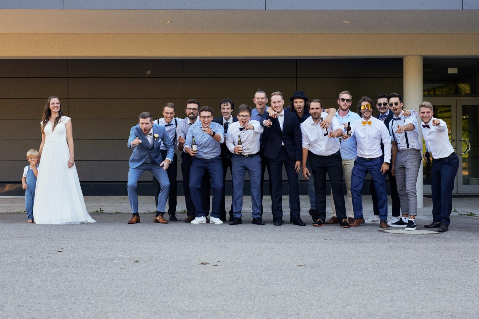 Gruppenfoto der männlichen Gäste vor dem Saal in Owen