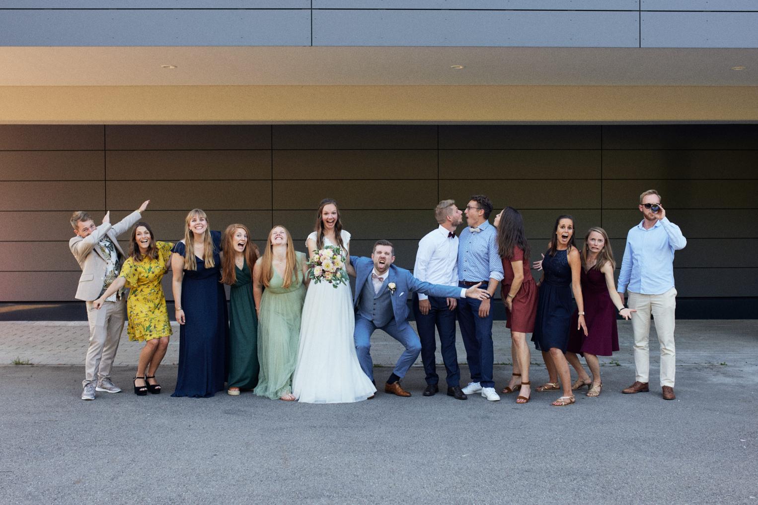 Lustiges Gruppenfoto der Trauzeugen und Freunde am Saal