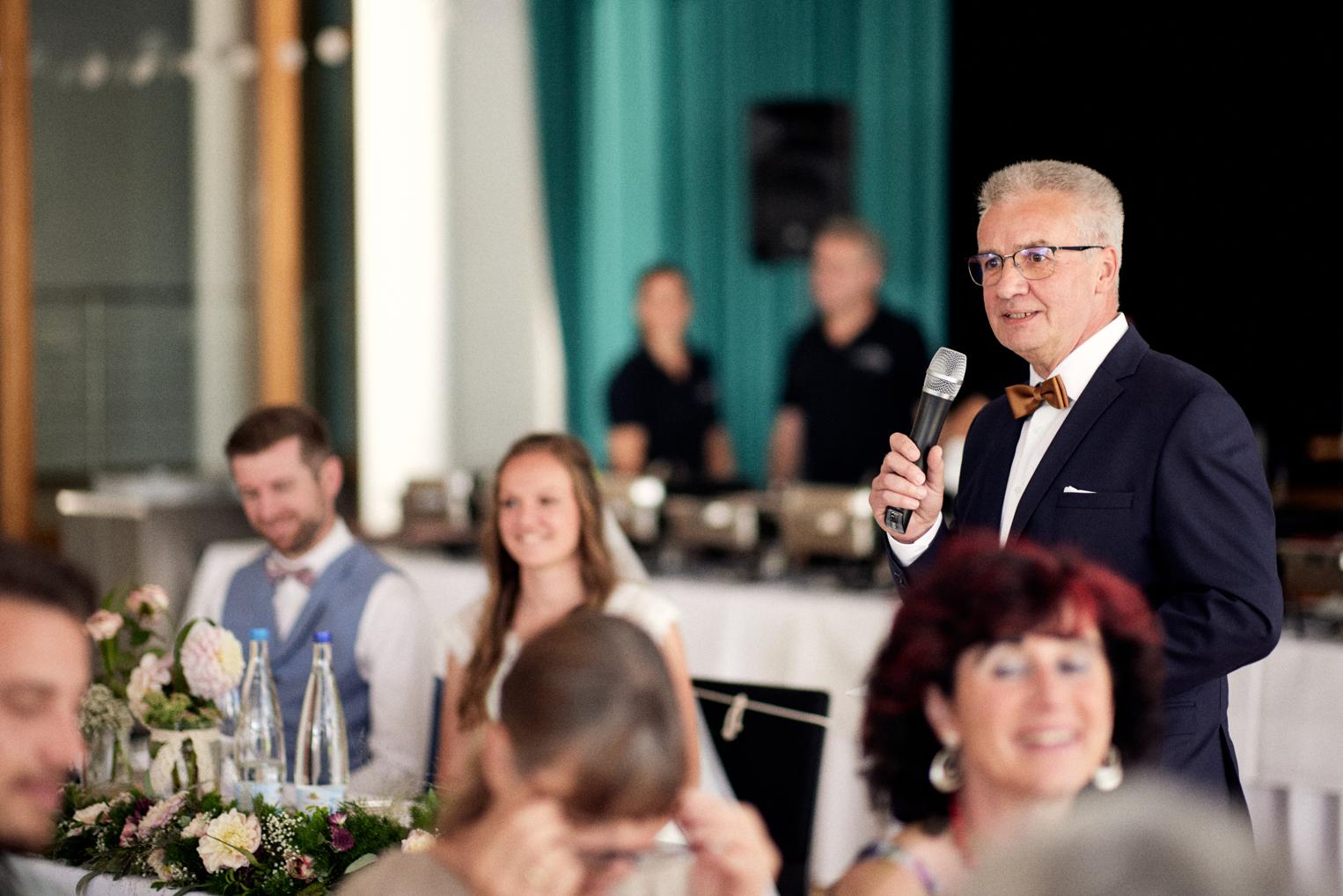 Vater hält bewegende Rede beim Hochzeitsdinner in Owen