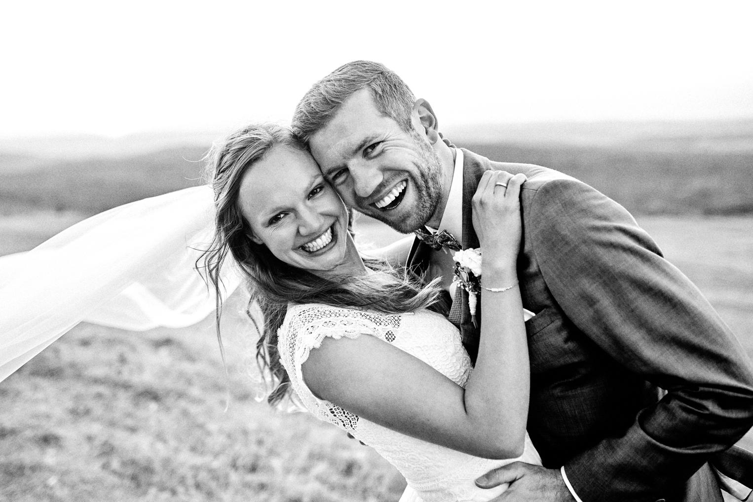 Ausgelassenes Brautpaar Portrait beim Sunset Shooting