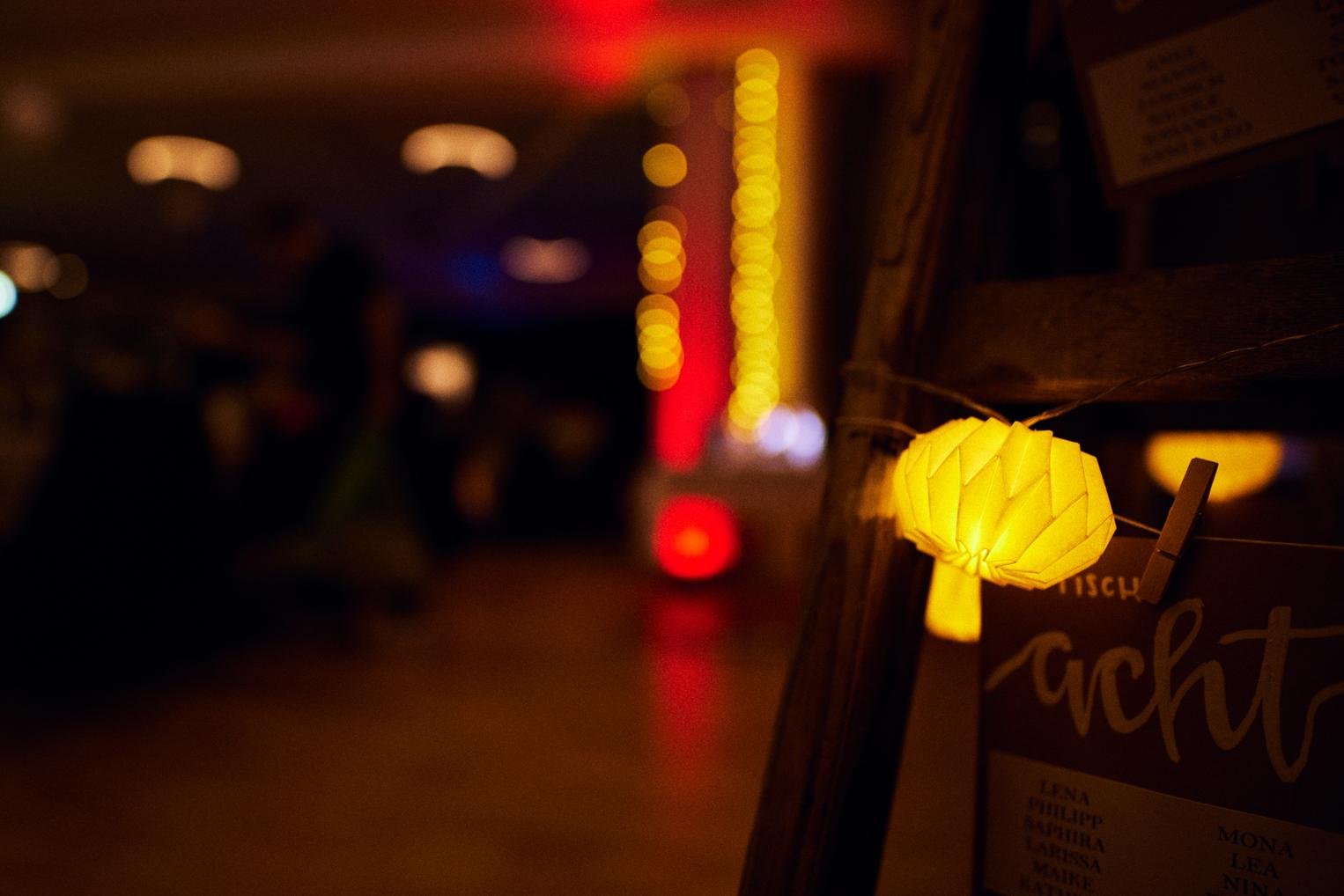 Detail Lampion-Lichterkette am Sitzplan in der Partynacht