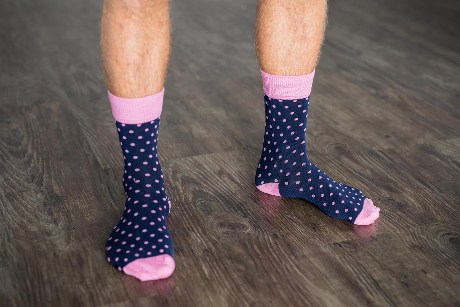 Detail: Bunte Socken des Bräutigams mit rosa Punkten, Getting Ready zur Hochzeit