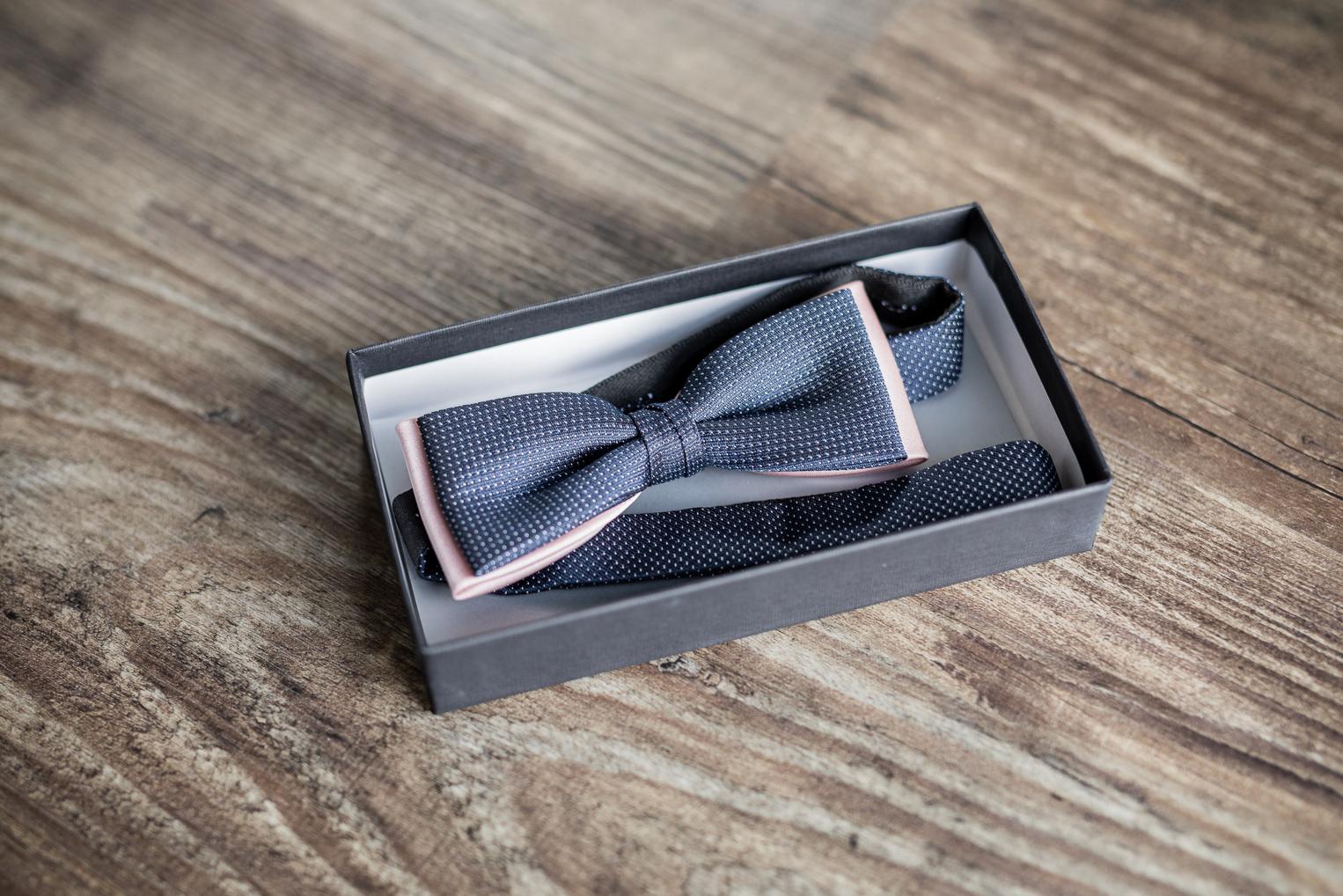 Detail: Marine-blaue Fliege mit rosa Rand in Geschenkbox, Hochzeitsaccessoire