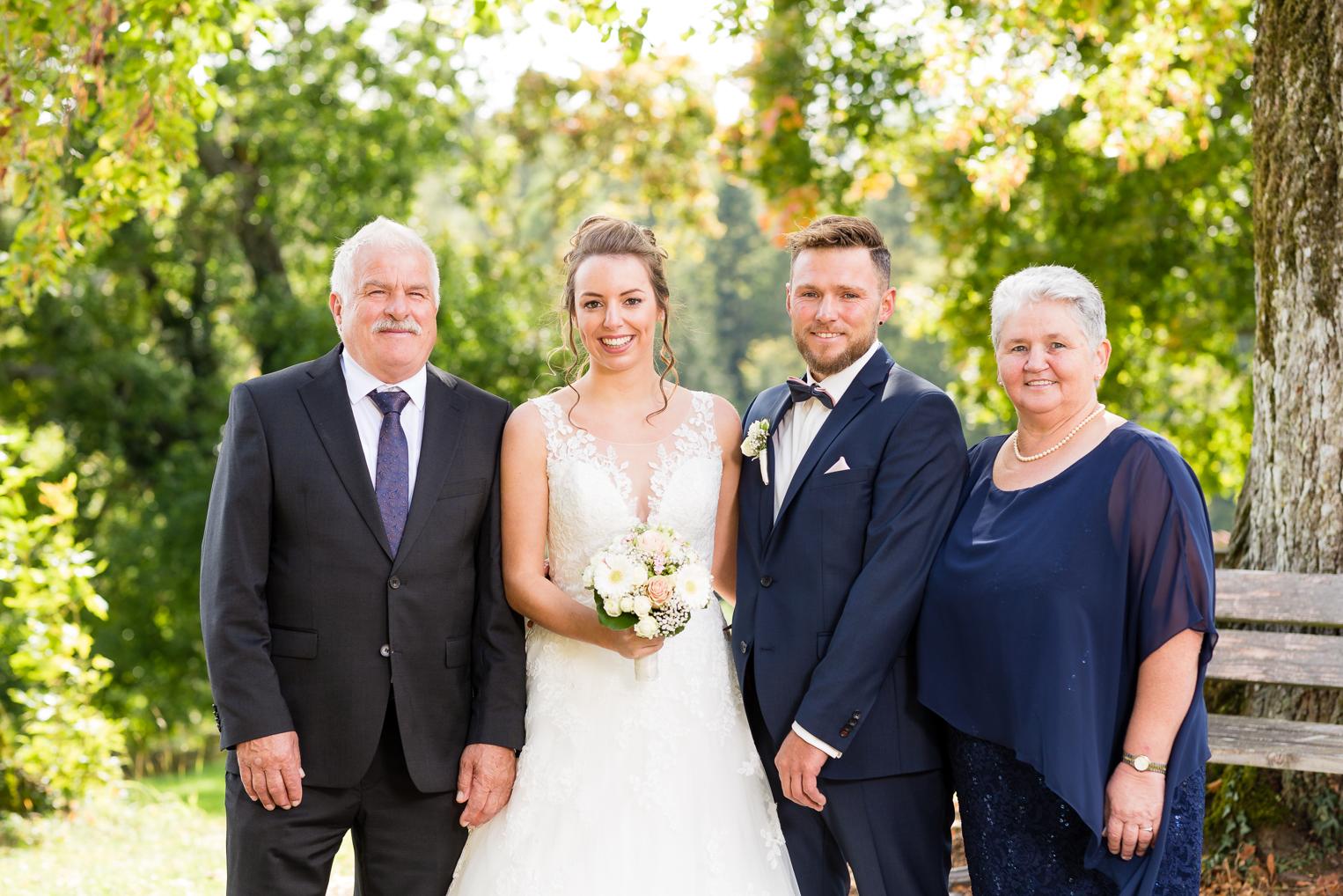 Familienfoto: Brautpaar mit den Eltern des Bräutigams im Klostergarten Kirchberg