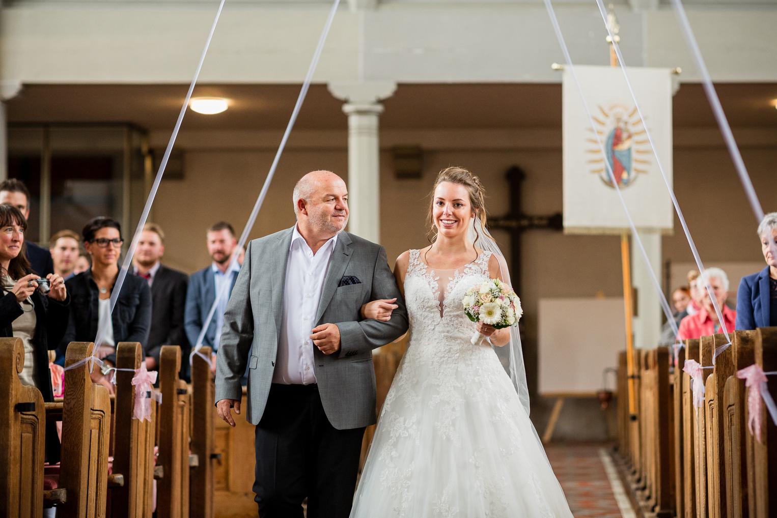 Einzug der Braut am Arm ihres Vaters in der St. Clemenskirche Gruol, Hochzeitsreportage