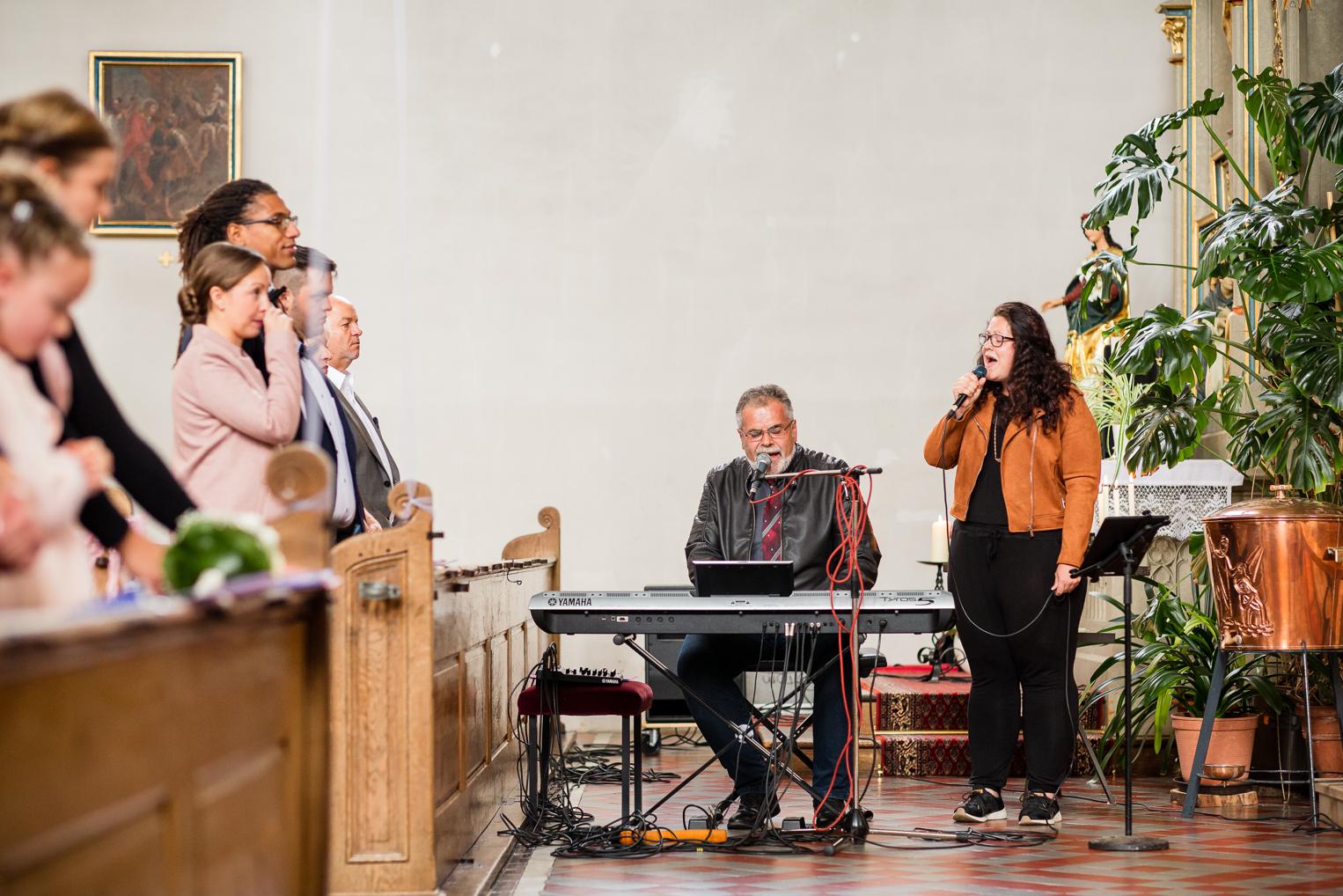 Live-Musik bei kirchlicher Trauung: Sängerin und Keyboarder in der St. Clemenskirche Gruol