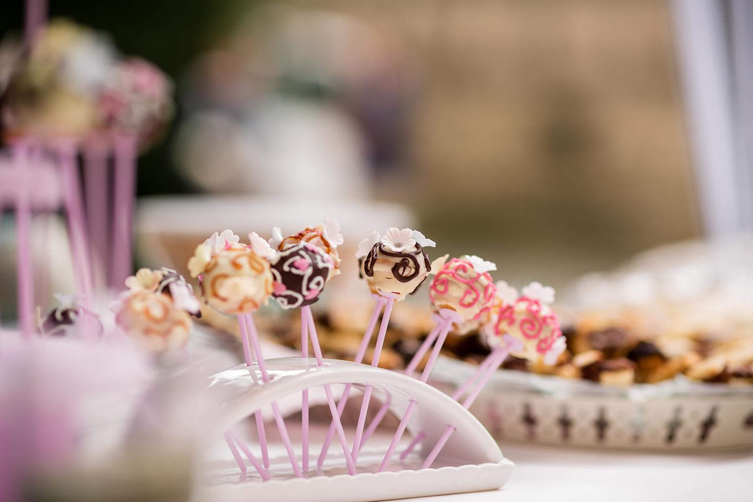 Hochzeitsdetail: Cake Pops auf Süßigkeitentheke, Hochzeit Kloster Kirchberg