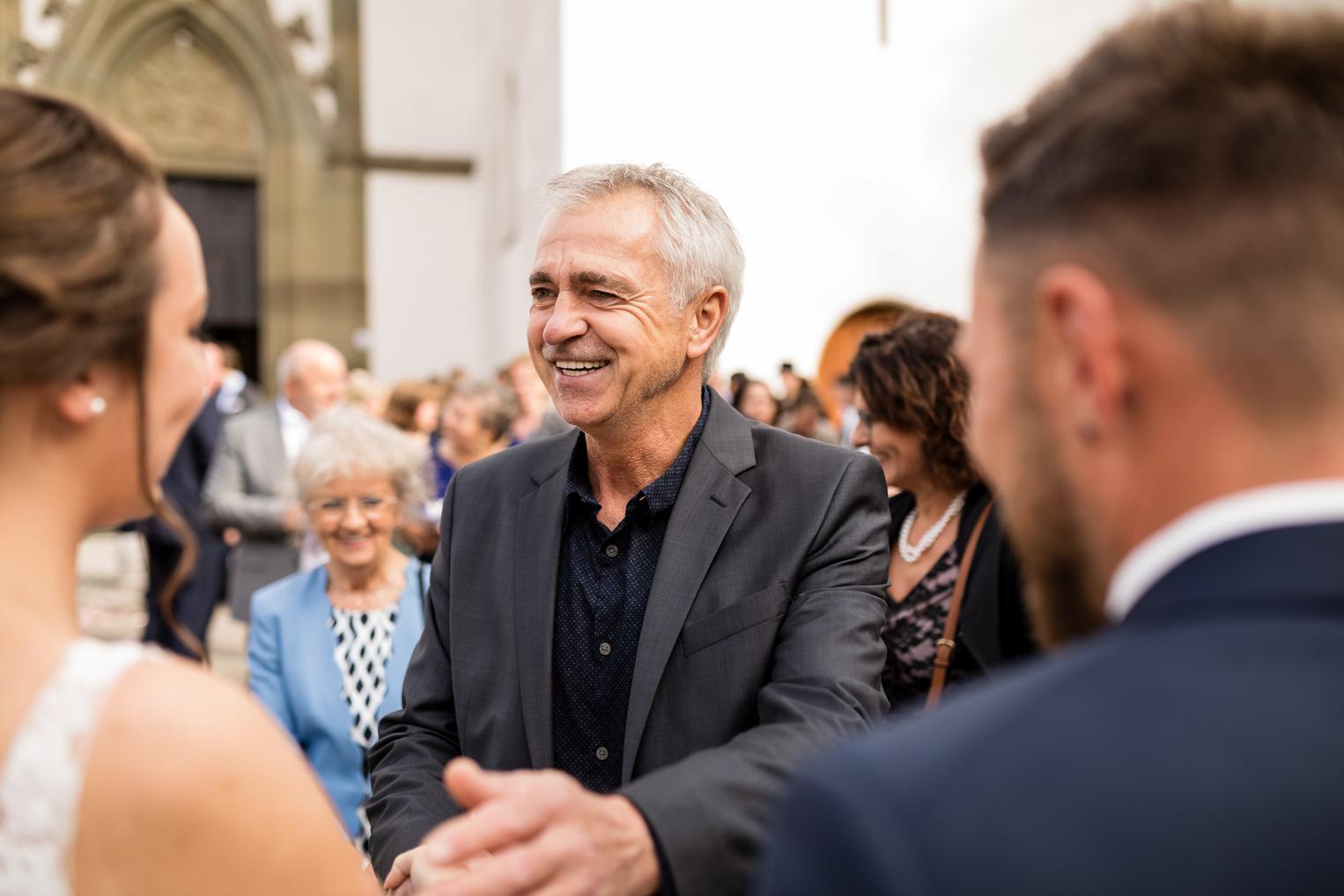 Gratulationen nach der Trauung vor der St. Clemenskirche Gruol, emotionale Umarmungen