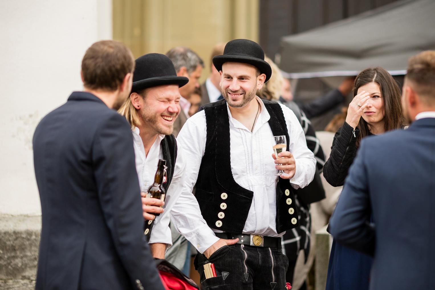 Gäste in Tracht mit Melone feiern beim Empfang nach der Trauung in Gruol