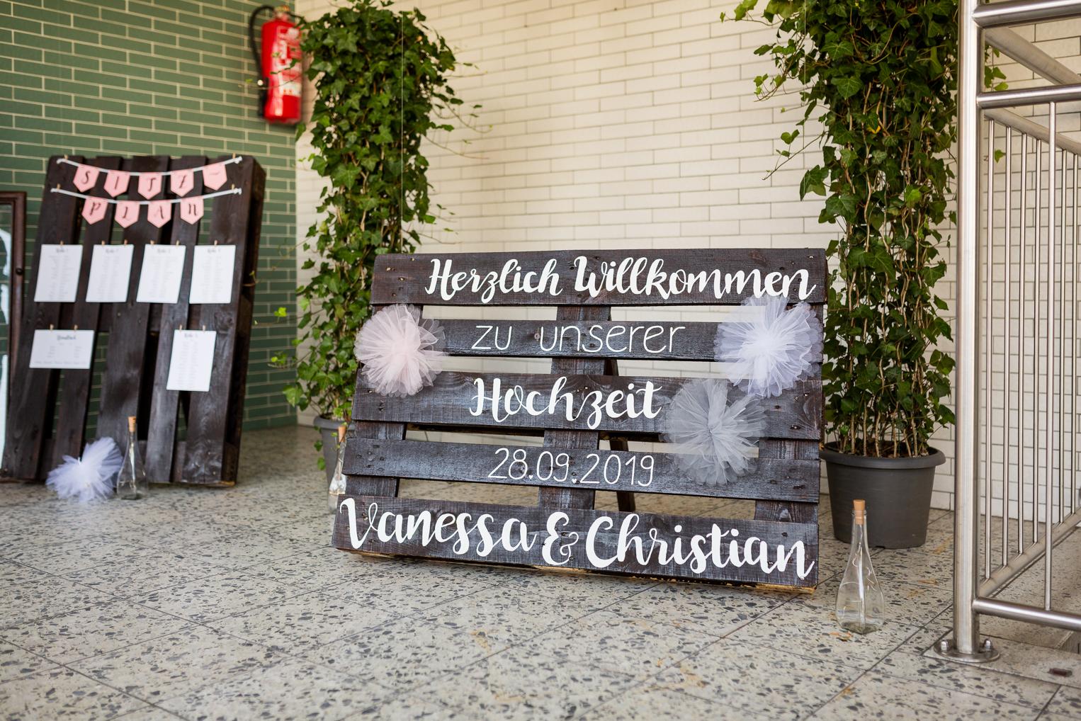 Willkommensschild auf Holzpalette für Vanessa & Christian, Hochzeit Haigerloch-Gruol