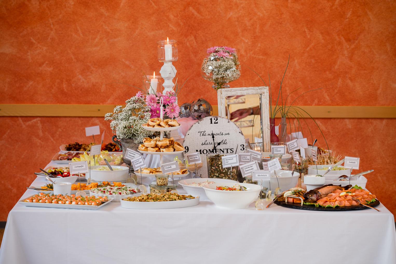 Hochzeitsbuffet in der Festhalle Gruol mit Dekoration, Kerzen und Blumenarrangements