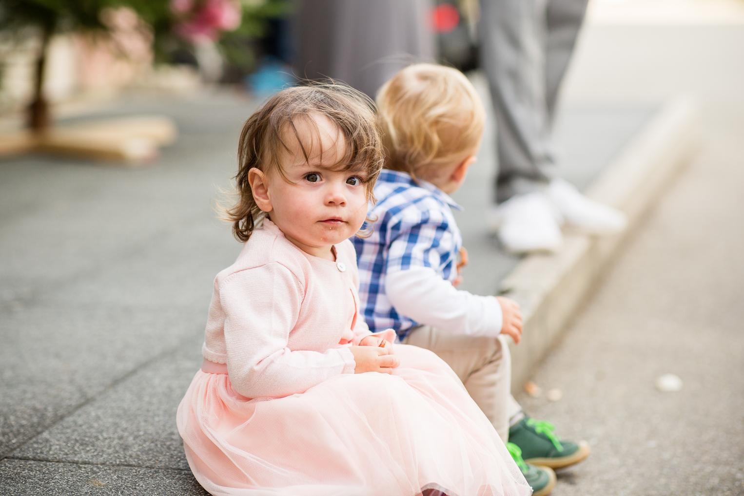 Zwei Kleinkinder sitzen vor der Festhalle Gruol bei der Hochzeitsfeier