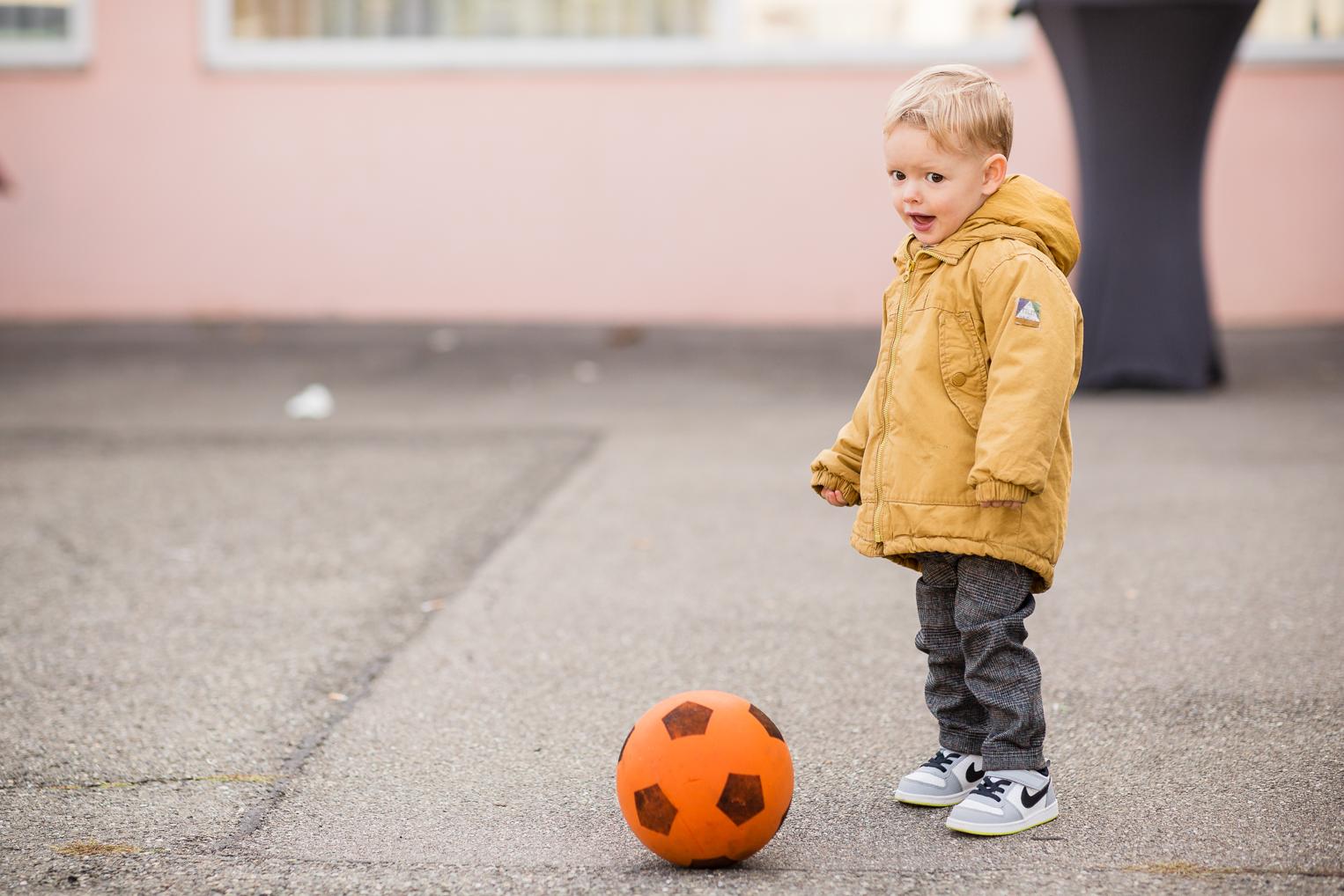 Kind spielt beim Hochzeitsempfang Fußball vor der Festhalle Gruol