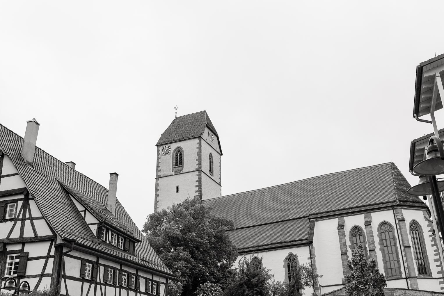 Kirchturm und Fachwerkhaus der evangelischen Stadtkirche Gärtringen – Hochzeit Lara & Marius