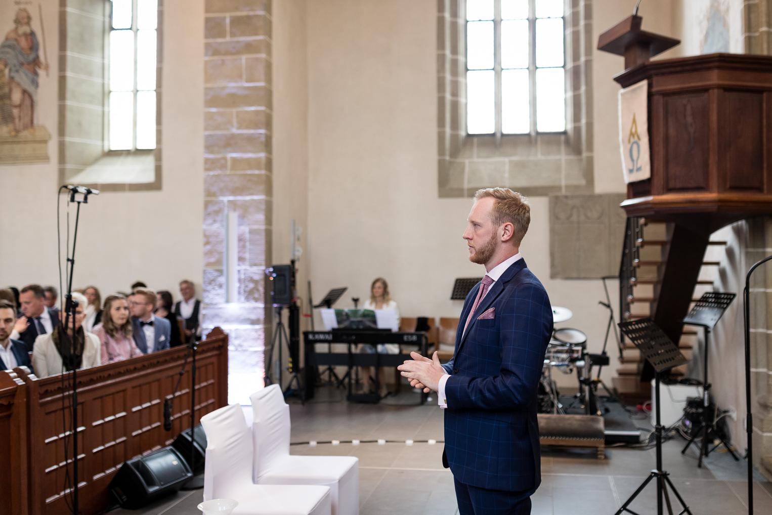 Bräutigam wartet gespannt vor dem Altar in der Kirche Gärtringen auf seine Braut