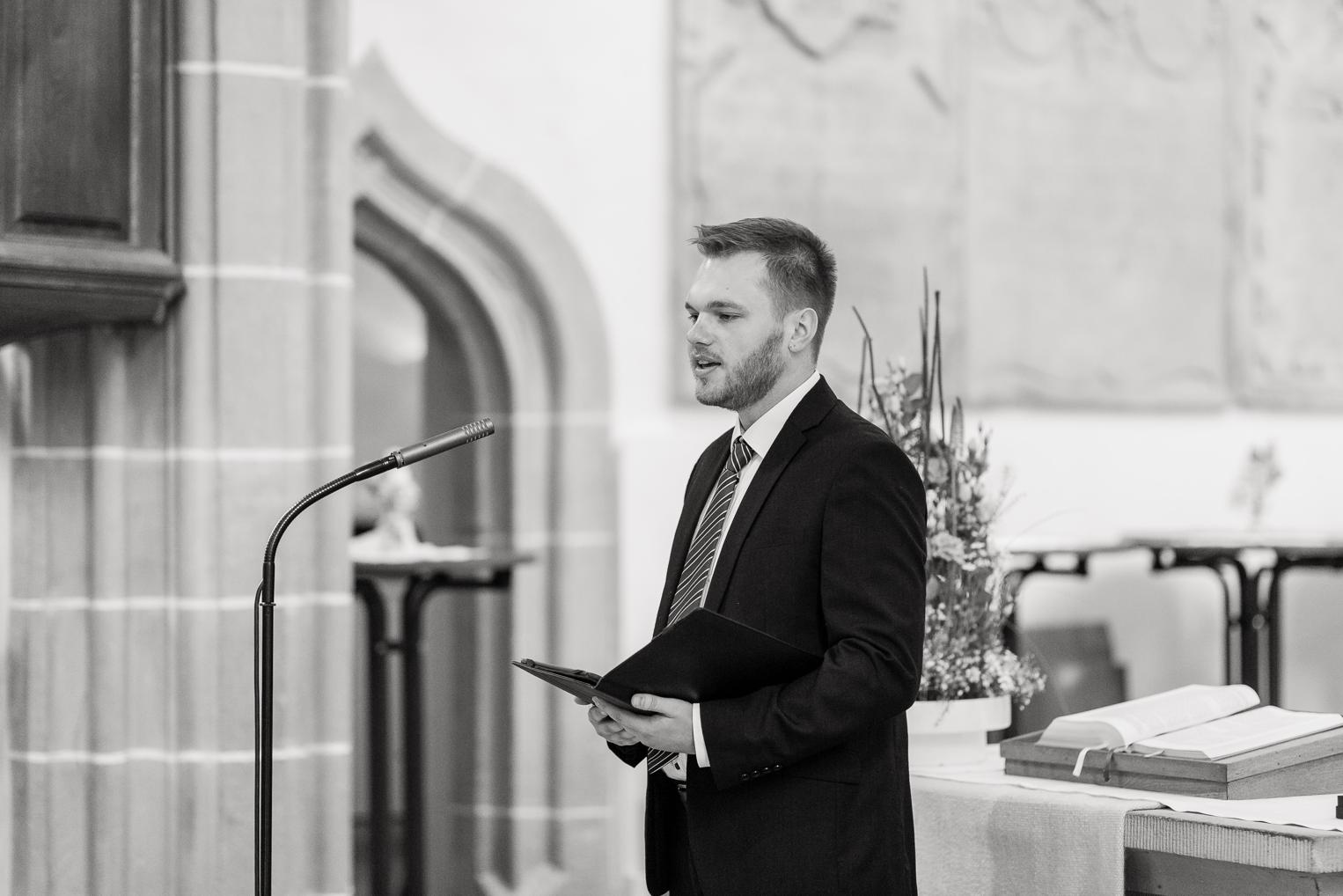 Trauredner spricht am Mikrofon beim Traugottesdienst in der Kirche Gärtringen