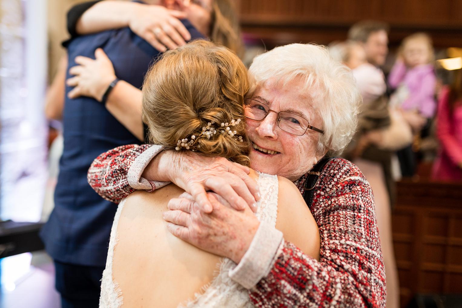 Oma umarmt gerührt die Braut nach der kirchlichen Hochzeit in der Kirche Gärtringen