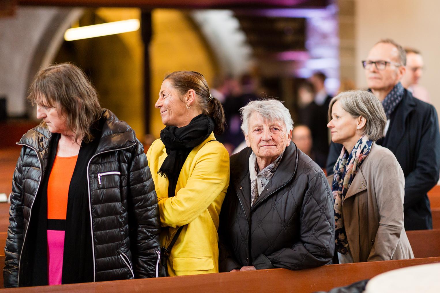 Gäste verlassen die Kirche Gärtringen nach der Hochzeitsfeier