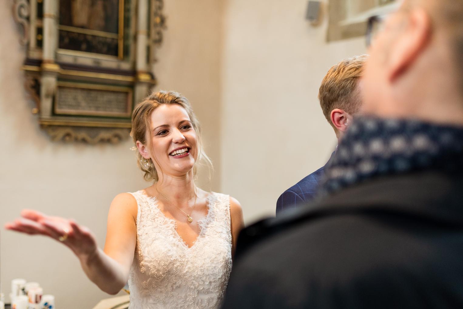 Braut lacht ausgelassen beim Empfang nach der kirchlichen Hochzeit in Gärtringen