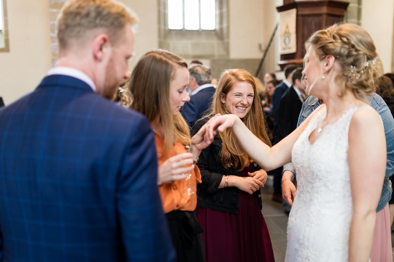 Freundin zeigt strahlend den Ehering der Braut nach der Hochzeit in Gärtringen
