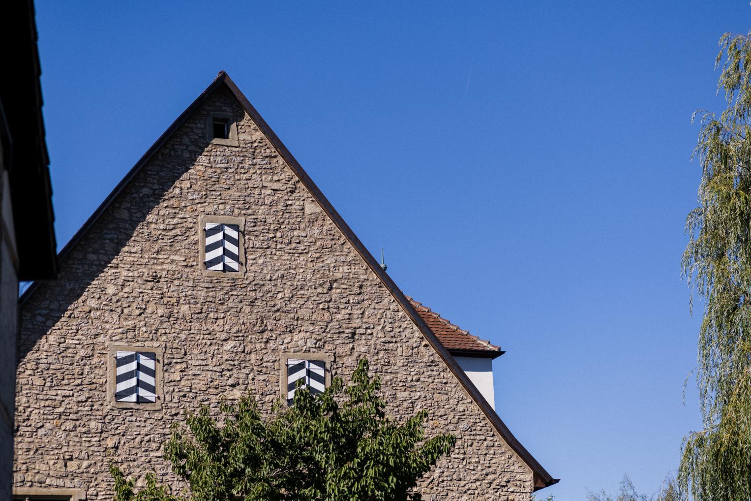 Steingiebel des historischen Hauptgebäudes am Landgut Halsberg
