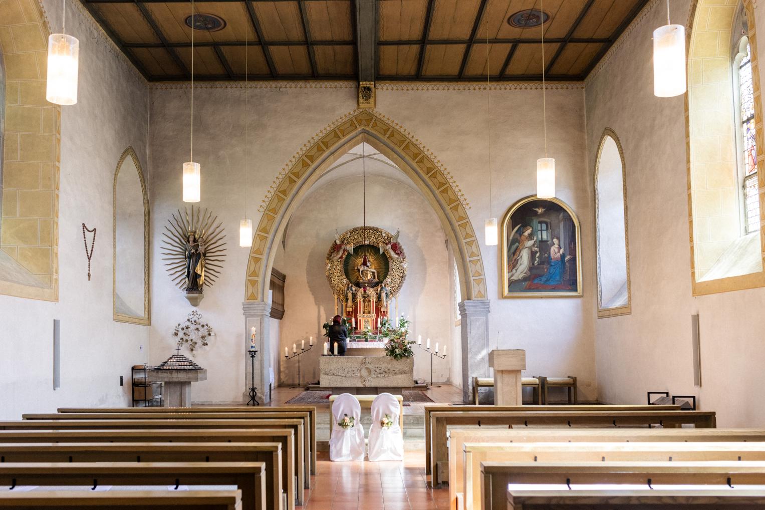 Altarraum der Wallfahrtskirche Neusaß-Schöntal vor der Trauung