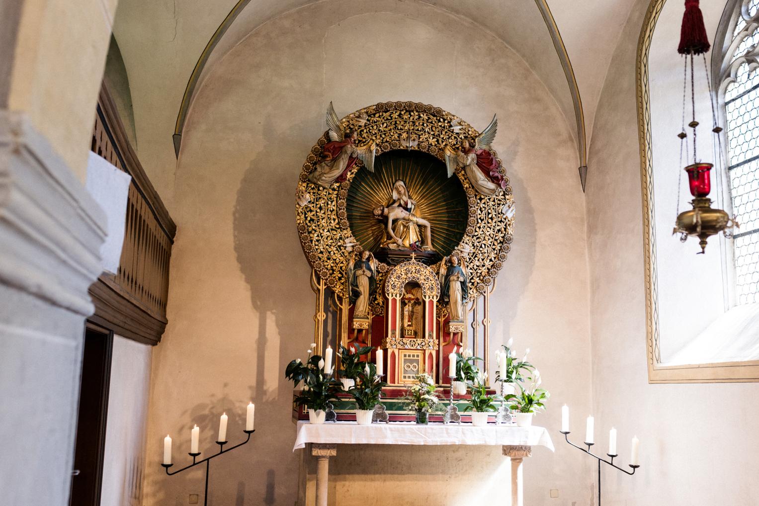 Vergoldeter Seitenaltar in der Wallfahrtskirche Neusaß