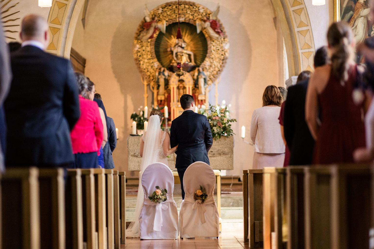 Pfarrer hält Predigt am Ambo der Wallfahrtskirche Neusaß