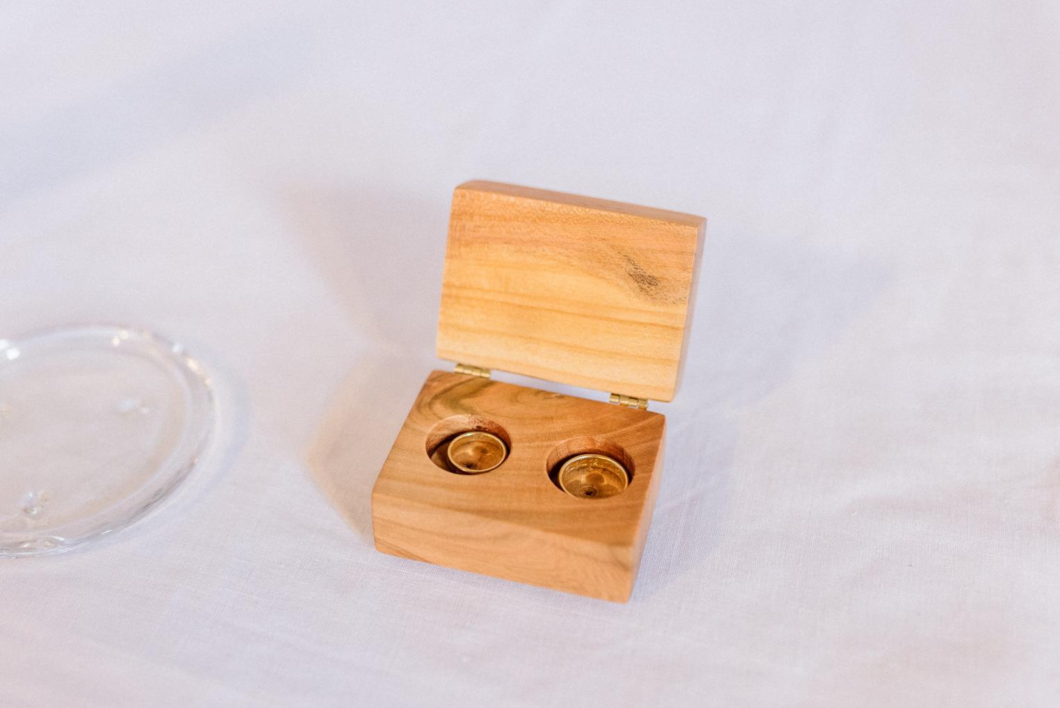 Eheringe in handgefertigtem Holzkästchen als Detail