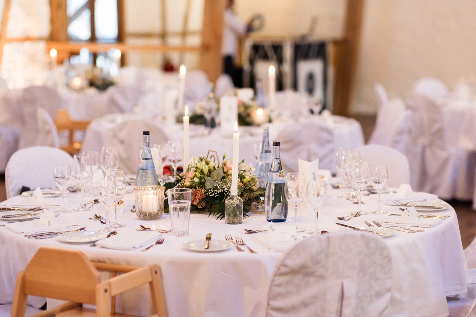 Festlich gedeckter Hochzeitstisch mit Kerzen und Blumen