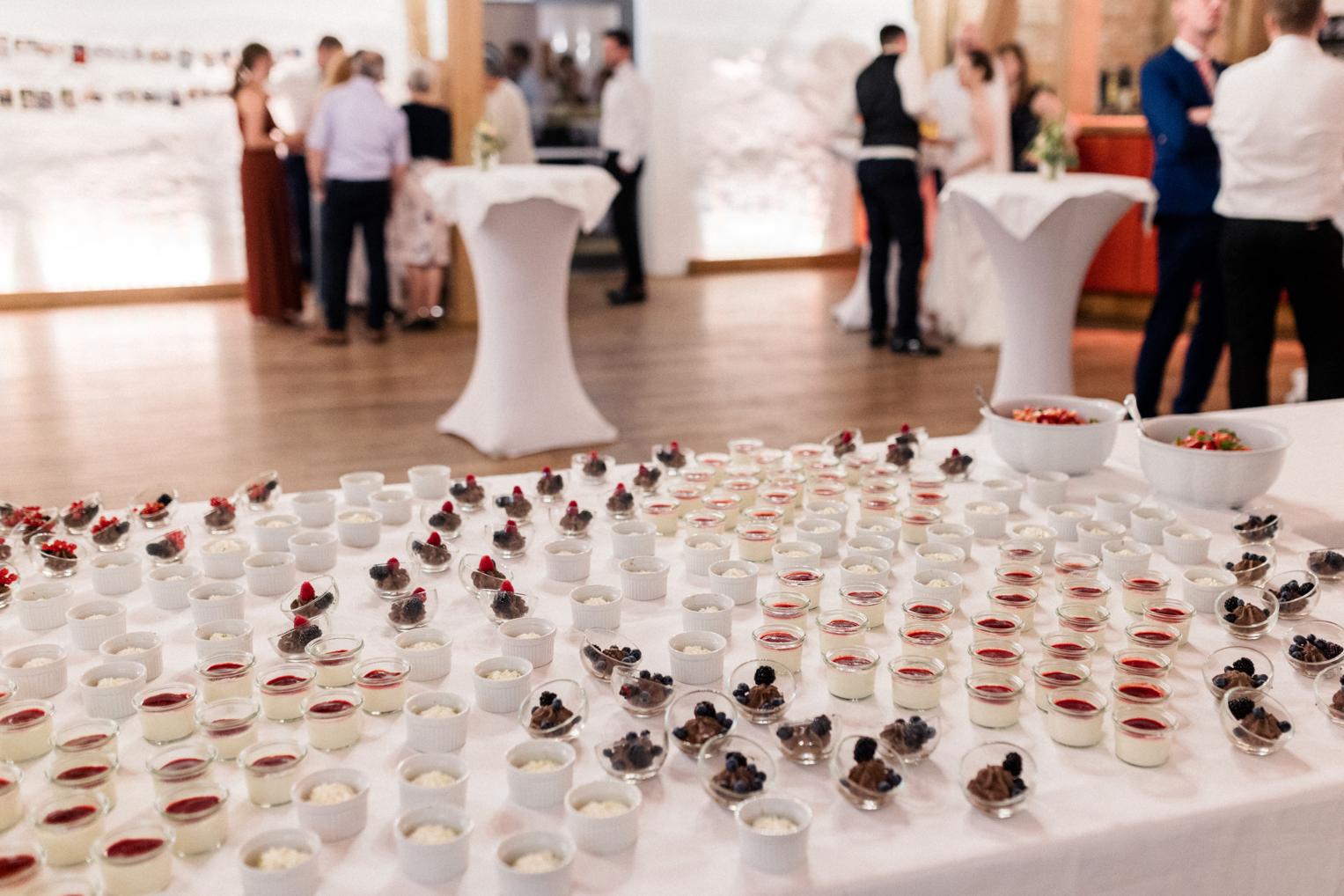 Großes Dessertbuffet mit Mousse und Beeren im Festsaal